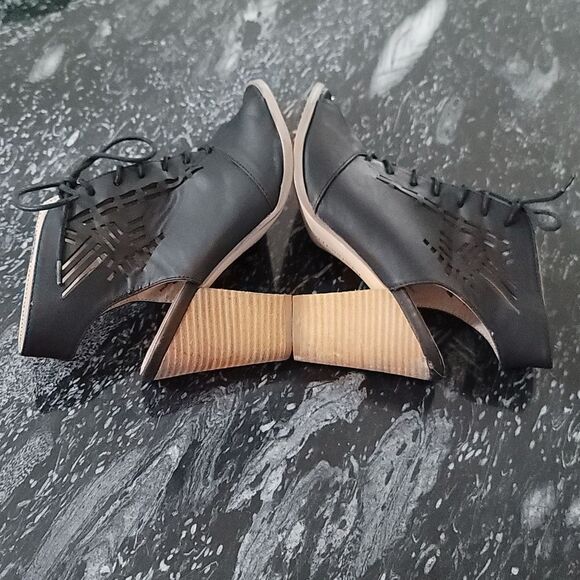 RESTRICTED OPEN-TOE LACE UP BLOCK HEEL ANKLE BOOTIES - Picture 7 of 13